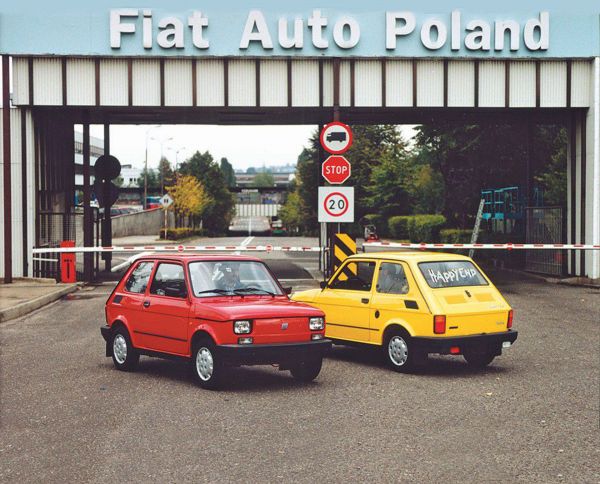 Fiat 126p wersja EL przed bramą fabryki