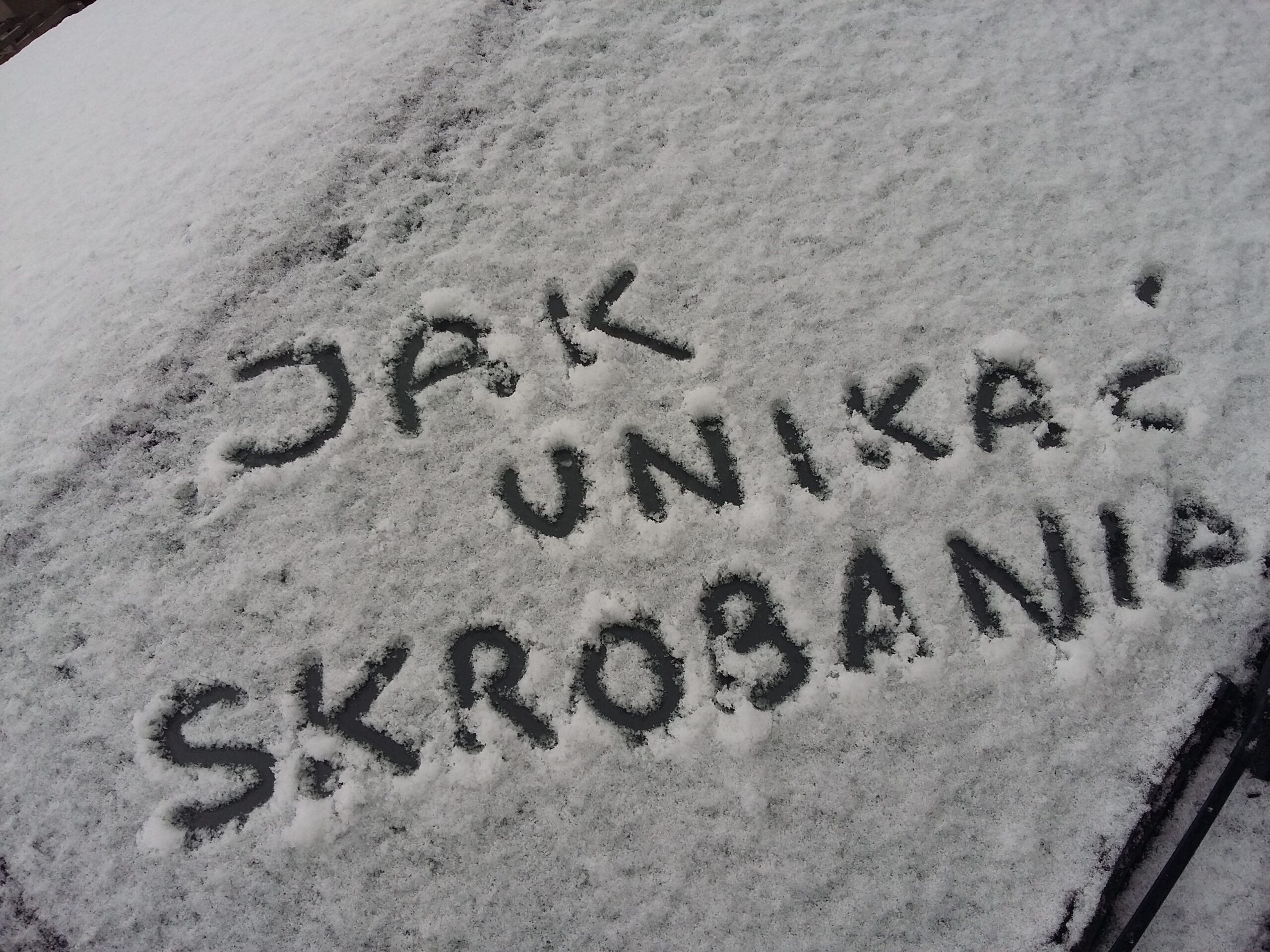 Zamarznięte szyby w aucie zmorą kierowcy…