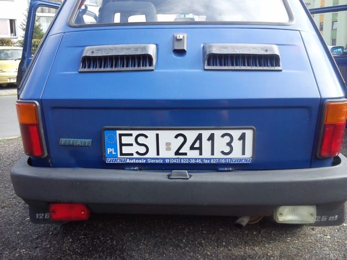 Fiat 126p maluch w kolorze niebieskim