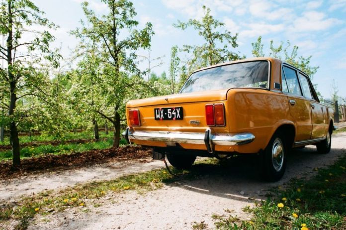 Fiat 125p - różne kolory, ten żółty nazywał się Bahama Yellow i świetnie się sprzedawał tu egzemplarz po renowacji