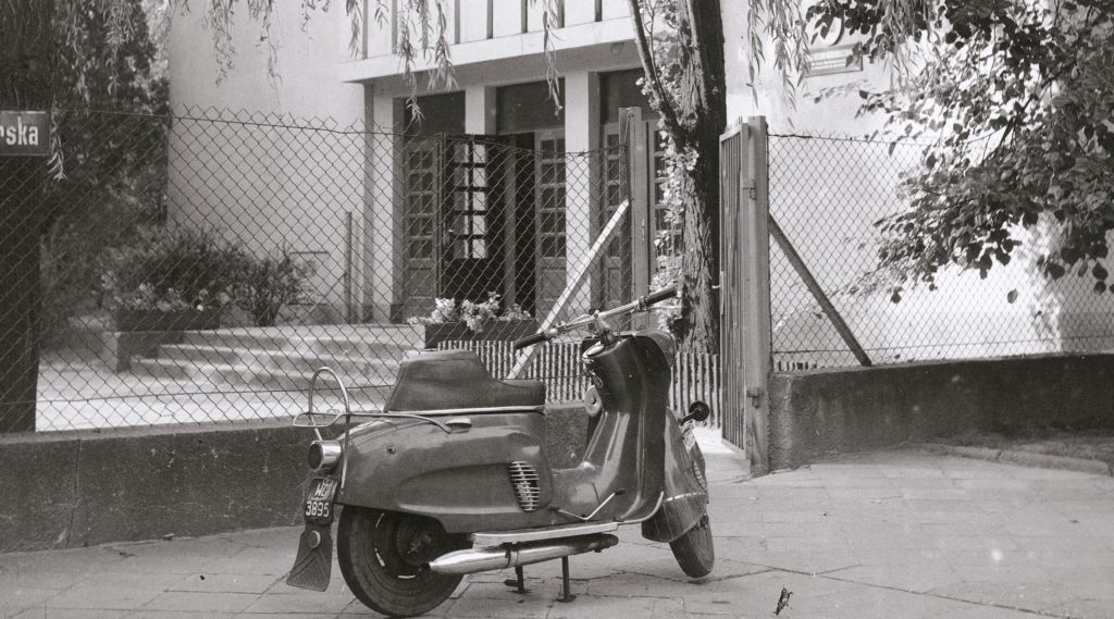 Skuter OSA - archiwalne zdjęcie, zaparkowany na chodniku
