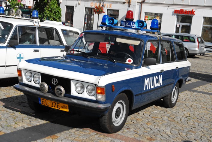 Polski Fiat 125p wersja kombi. Radio Bezpieczna Podróż