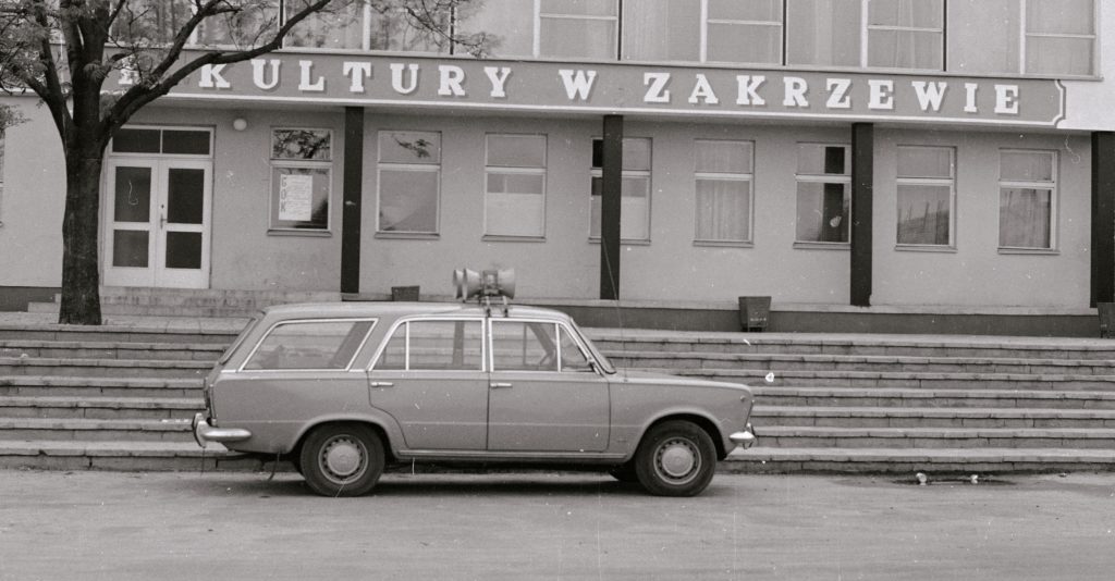 Polski Fiat 125p kombi, tu jako wóz propagandowy z głośnikami na dachu