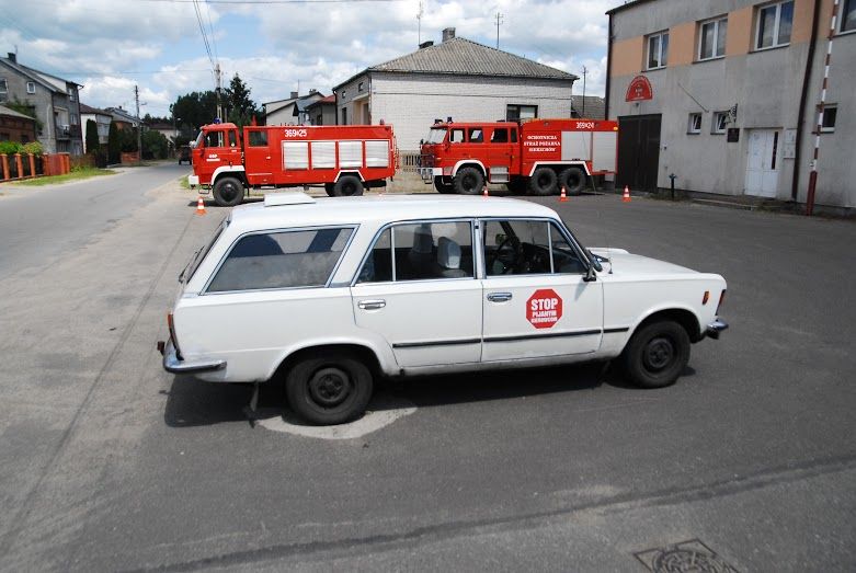 Polski Fiat 125p kombi, sądząc po szybie bocznej pierwotnie auto musiało być sanitarką.
