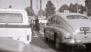 Warszawa 201f pierwszy polski furgon obok zwykła "garbuska" M20