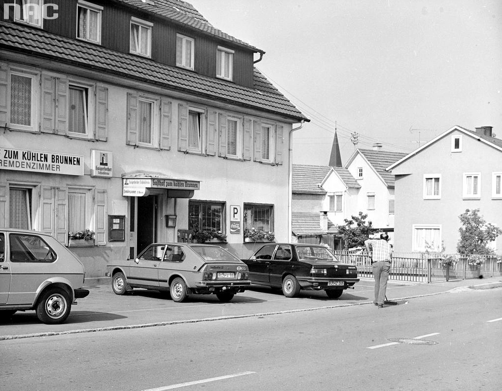 Fiat 128 3p zdjęcie archiwalne tu obok rywala BMW 316