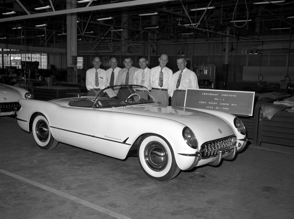 Chevrolet Corvette C1 1953 zespół projektantów przy aucie