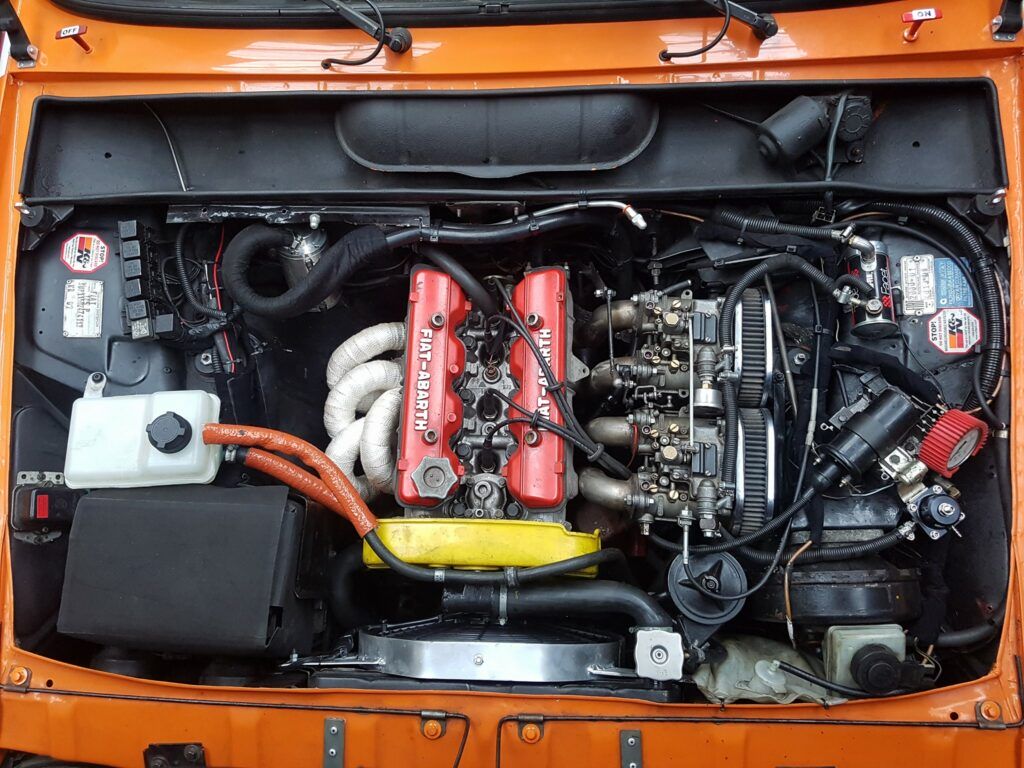 Duży Fiat 125p wersja monte carlo z silnikiem DOHC