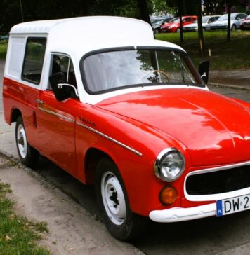 Syrena Bosto uniwersalne auto z FSM – Legendy PRL syrena bosto biało czerwona
