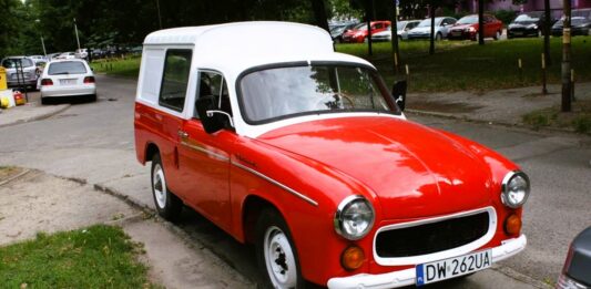 Syrena Bosto uniwersalne auto z FSM – Legendy PRL syrena bosto biało czerwona