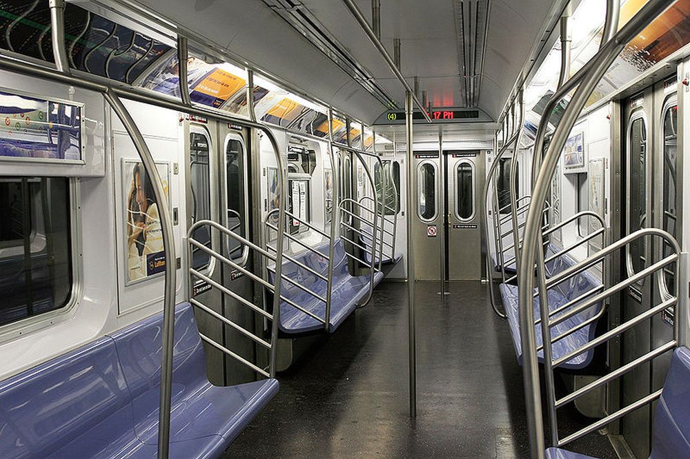 Metro w Nowym Jorku (wnętrze wagonu)