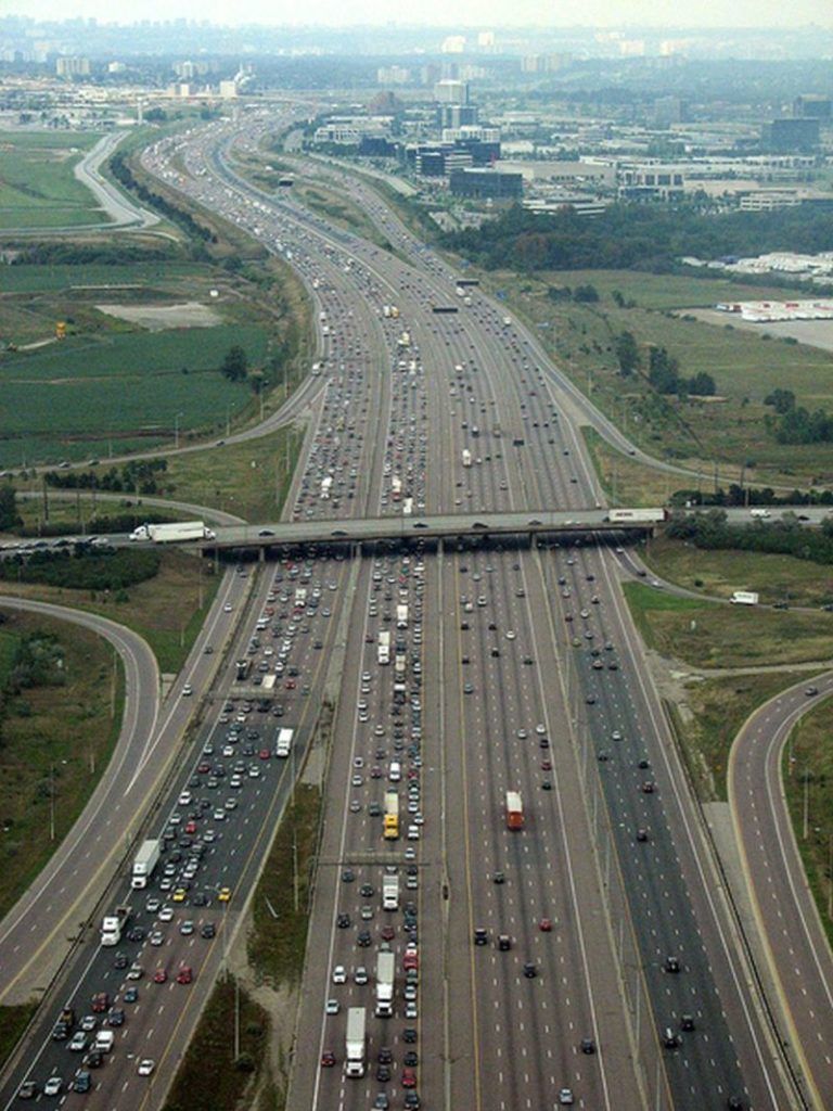 Autostrada zakorkowana widok z lotu ptaka