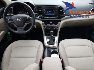 Hyundai Elantra CRDI 136KM DCT od środka
