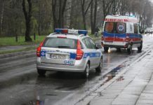 Polscy policjanci z Wrocławia nie żyją po strzelaninie z udziałem na przewożonego Maksymiliana F. Rodziny ofiar mają zapewnioną opiekę, a MSWiA wsparcie.