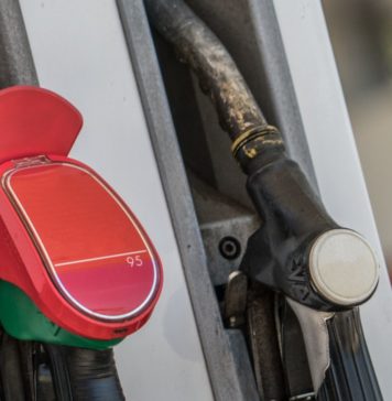 Unia wprowadza nowy podatek do paliwa, nawet 50 groszy drożej za litr; Podwyżka opłaty paliwowej ile na dystrybutorze