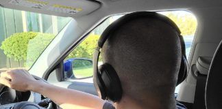 Jazda w słuchawkach w samochodzie
