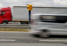 Teraz będzie limit 150km/h ale tylko w czasie braku opadów. Nowy eksperyment na czeskich autostradach Teraz będzie limit 150km/h Czesi podnoszą limity prędkości! Czy to bezpieczne? Odkryj, dlaczego nasi sąsiedzi idą pod prąd i co to oznacza dla kierowców. Posłuchaj, co mówią eksperci w naszym radiu! Wejdź na www.bezpiecznapodroz.org! Fotoradary na polskich autostradach
