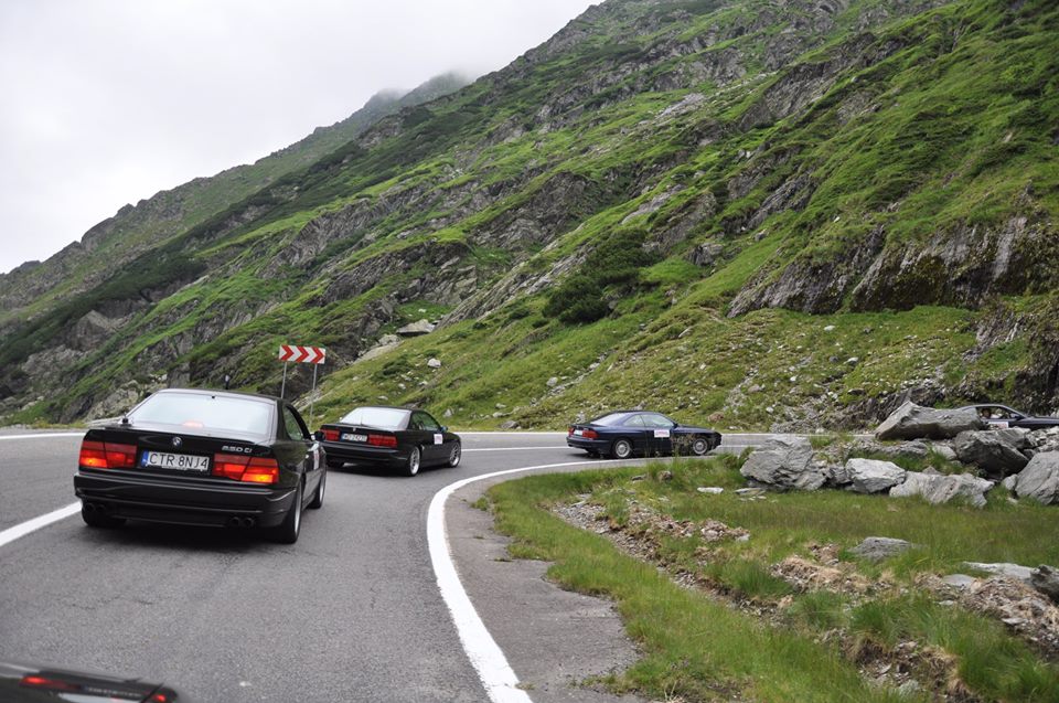 BMW 850i na górskiej drodze
