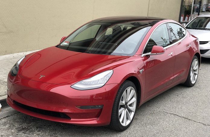 Tesla Model 3 w kolorze czerwonym