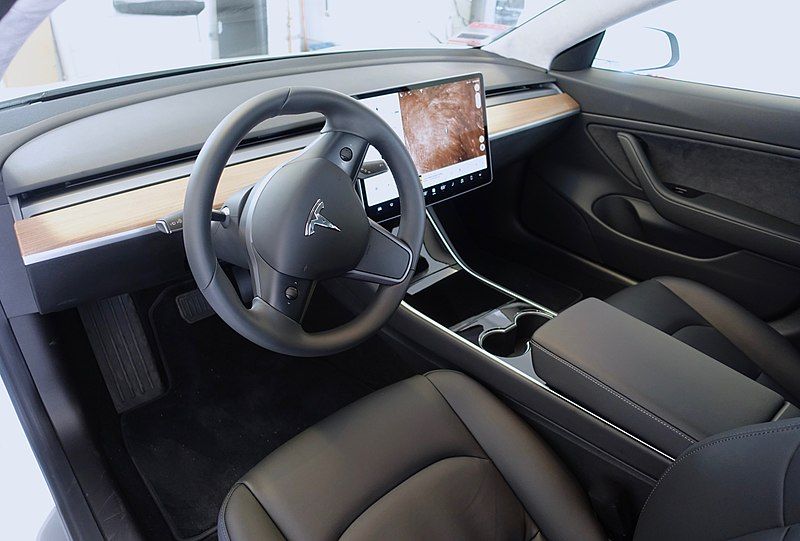 Tesla Model 3 wnętrze auta