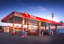 Pomysł PiS na stacjach paliw, Orlen wróci z promocją paliw na długi weekend. Ceny paliw w Polsce wg e-petrol. Pierwsza stacja szybkiego ładowania na PKN Orlen