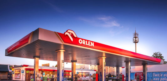 Pomysł PiS na stacjach paliw, Orlen wróci z promocją paliw na długi weekend. Ceny paliw w Polsce wg e-petrol. Pierwsza stacja szybkiego ładowania na PKN Orlen