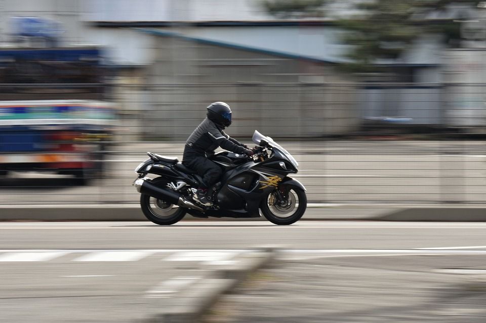 motocykl w czasie jazdy