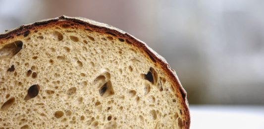 Gnioty z dyskontu vs prawdziwy zakwas Zerowa stawka VAT na żywność na kolejne 6 miesięcy. Oszczędności do 1000 zł rocznie. 0% VAT na żywność. na zdjęciu chleb