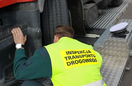 Inspekcja_Transportu_Drogowego bada zawieszenie samochodu ciężarowego