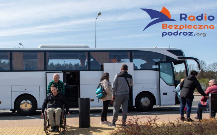 Osoba-niepelnosprawna-w-auto0busie-01 podróż osoby niepełnosprawnej autobusem dalekobieżnym