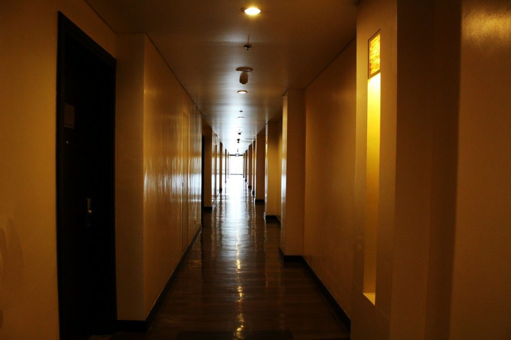 Na zdjęciu korytarz hotelowy przystosowany do przejazdu wózków inwalidzkich