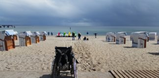 Na zdjęciu wózek inwalidzki na plaży.