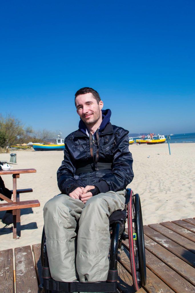 Na zdjęciu autor artykułu polskie plaże dla osób niepełnosprawnych.