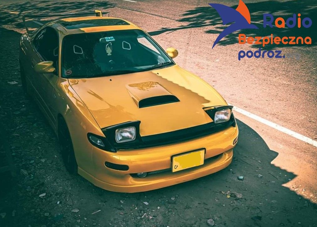Na zdjęciu żółta Toyota Celica