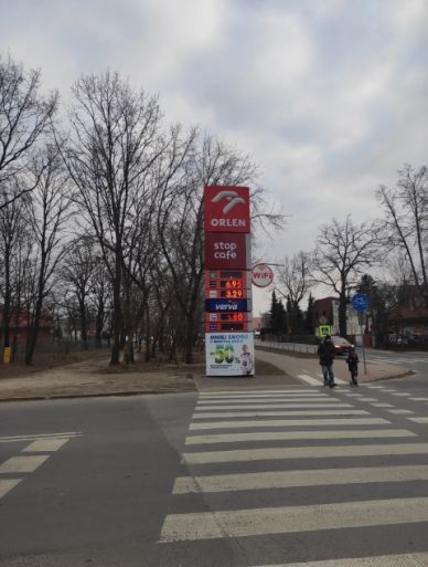 pylon z cenami paliw jednej ze stacji benzynowych 6.03.22