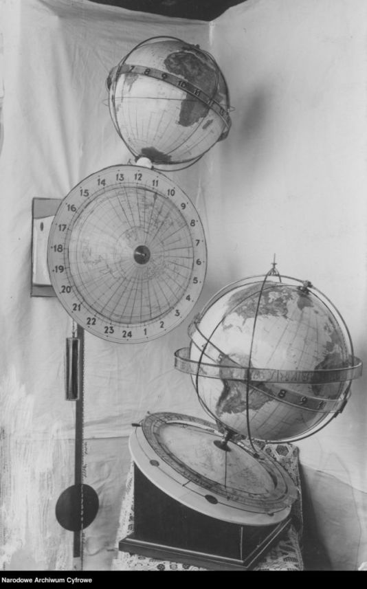 Widok zegara o kształcie globusa z tarczą