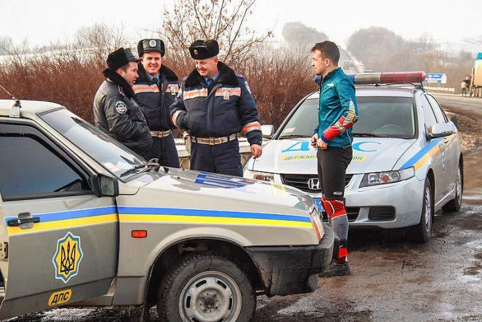 Funkcjonariusze ukraińskiej milicji drogowej przy samochodzie Honda