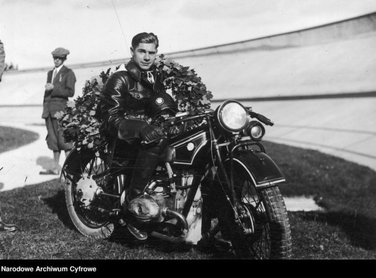  Emil Schweitzer z wieńcem siedzi na motocyklu BMW