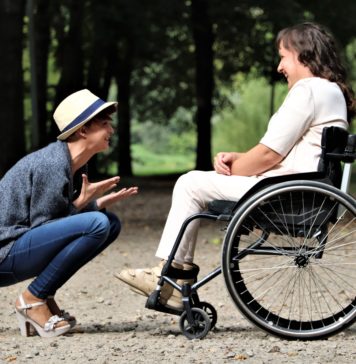Na zdjęciu osoba niepełnosprawna wraz z asystentem osób niepełnosprawnych.