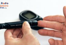 Cukrzyca typu 2 - insulinoniezależna. Na zdjęciu moment nakłuwania palca w celu pomiaru poziomu cukru.