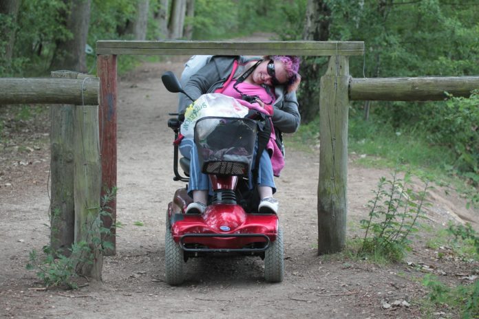 Na zdjęciu osoba niepełnosprawna pokonująca przeszkodę.