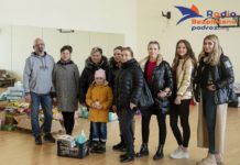 Na zdjęciu mieszkańcy Pomiechówka pomagający uchodźcom. Pomiechówek pomaga uchodźcom z Ukrainy