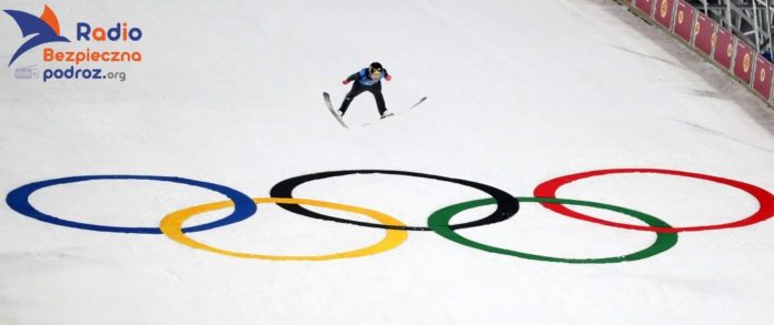 Na zdjęciu symbol igrzysk olimpijskich, udział Rosji i Białorusi w Olimpiadzie