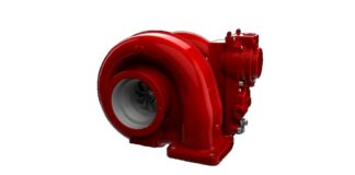Turbosprężarka co to jest. Na białym tle polakirowana na krwisto czerwony kolor turbosprężarka. Podzespół kształtem zbliżony do ślimaka.