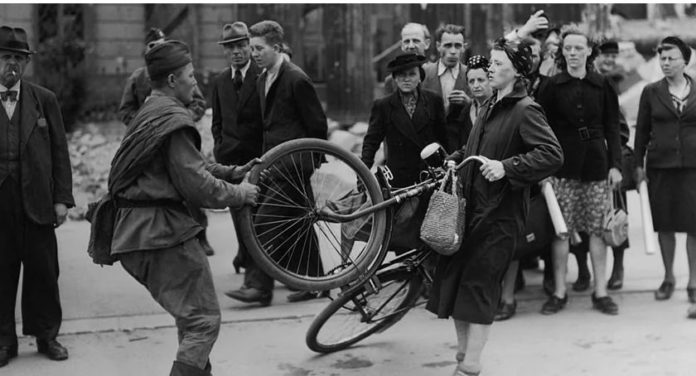 Rosyjski sołdat kradnie rower w berlinie 1945