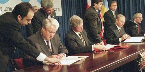 Moment podpisywania memorandum  budapesztańskiego przez przywódców USA, Wielkiej Brytanii, Ukrainy i Rosji