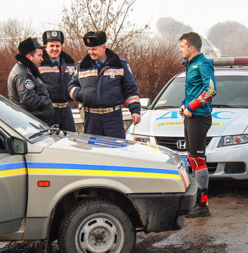 Funkcjonariusze ukraińskiej milicji drogowej przy samochodzie Honda