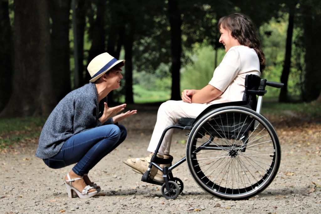 Na zdjęciu osoba niepełnosprawna wraz z asystentem osób niepełnosprawnych.