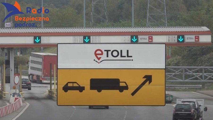 Darmowe autostrady dla Ukraińców. Na zdjęciu bramki wjazdowe na autostradę. W oddali widać sznury samochodów do poszczególnych bramek. W centrum widoczna tablica informacyjna dla pojazdów korzystających z systemu e-toll.