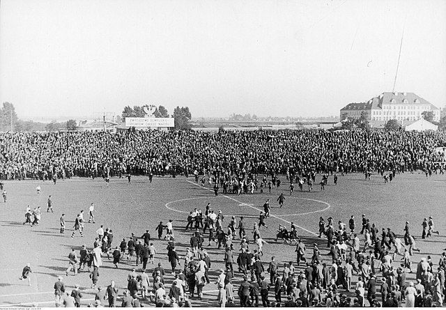 Na zdjęciu publiczność po meczu na stadionie Legii Warszawa lata 30.